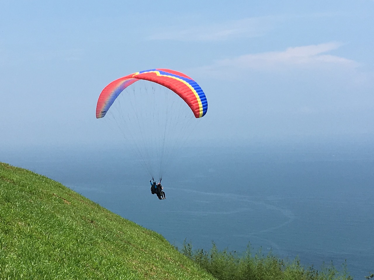 空を飛ぶって爽快！パラグライダータンデム体験で山頂から飛んできました！